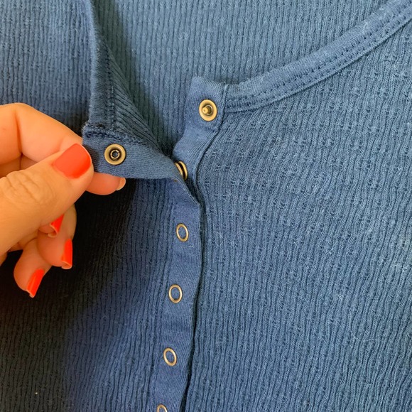 Universal Thread navy blue scoop neck snap front long sleeve henley MEDIUM - Picture 2 of 5